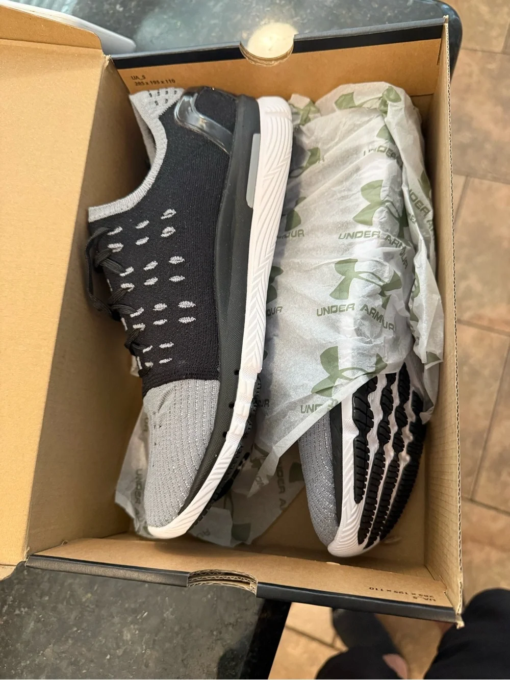 Under Armour Black and White UA Speedform Slingshot Box - Picture 5 of 5